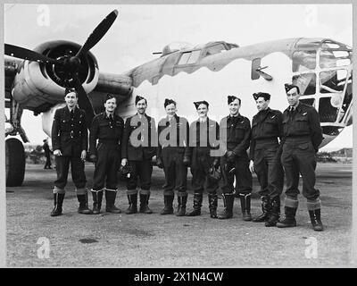 SCONFIGGERE l'ARMA CHIAVE DELLA GERMANIA: LIBERATOR contro U-BOAT - 9576 (foto emessa nel 1943) Un Liberator e il suo equipaggio, Royal Air Force Foto Stock