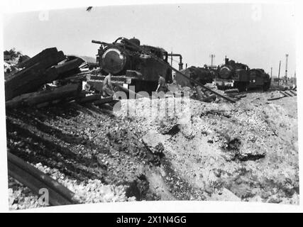 RIPARAZIONE DI DANNI DA BOMBE AL CENTRO FERROVIARIO DI CAEN - motore francese completamente distrutto dal bombardamento, British Army, 21st Army Group Foto Stock