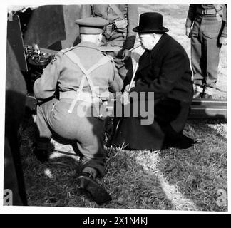 IL PRIMO MINISTRO PASSA Un GIORNO CON L'ESERCITO, il primo Ministro che guarda al meccanismo di una pistola, l'esercito britannico Foto Stock