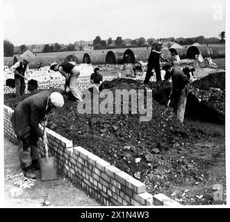 La costruzione di un nuovo campo dell'esercito mostra che il terreno viene livellato per un pavimento in cemento e un muro di contenimento, dimostrando lo sviluppo delle infrastrutture dell'esercito britannico. Foto Stock