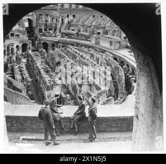 SERVIZIO SUL CAMPO AMERICANO CON L'OTTAVO ESERCITO: Guardano verso il basso le rovine del Colosseo, l'esercito britannico, vecchie di 2.000 anni Foto Stock