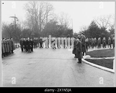 IL MINISTRO DELL'ARIA FRANCESE VISITA il COMANDO CACCIA R.A.F. - 14303 Picture (pubblicato nel 1945) shows - membri della missione aerea francese (a sinistra) guidata da M.Tillon, ministro dell'aria francese [Hat in left Hand] presso il RAF Fighter Commander H.Q. Air Marshal Sir Roderic Hill [estrema destra] A.O.C-in-C Fighter Command, ha dato un indirizzo di benvenuto in francese, Royal Air Force Foto Stock