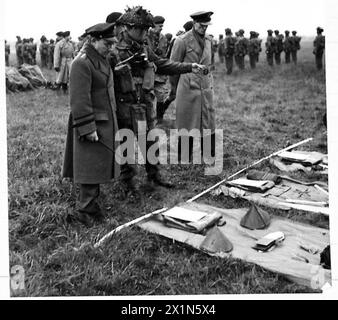 IL GENERALE BRERETON ISPEZIONA LE APPARECCHIATURE DELLA 6TH AIRBORNE DIVISION [BR] - il tenente generale Brereton ispeziona il kit di rilevamento delle mine trasportato dai 6th Airborne Division Engineers, British Army Foto Stock