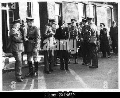 SIGNOR VISITA DI HORE-BELISHA AI CANADESI AD ALDERSHOT - Mr. Massey con il generale Sir Walter Kirke, British Army Foto Stock