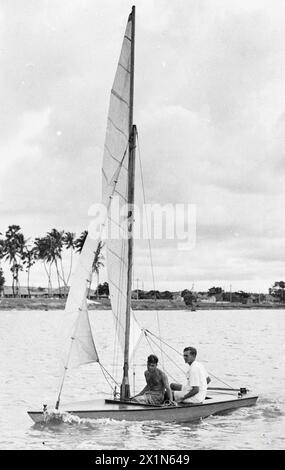 NAVIGAZIONE TROPICALE A BORDO DELLA MARINA. 1945 MARZO: HMS RAJALYIA, ROYAL NAVAL AIR STATION, PUTTALAM, CEYLON. - Il rilassamento delle barche a vela per gli uomini che prestano servizio nelle acque orientali, Foto Stock