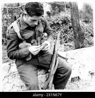 ITALIA : QUINTO ESERCITO : PATTUGLIA DI BATTAGLIA - FUS. J. giudice di Dalston, Londra, che innesca una granata del 36, British Army Foto Stock