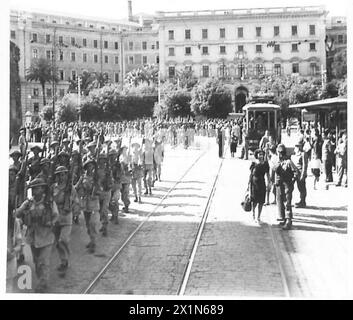 Gli uomini del i Battaglione, reggimento del Duca di Wellington, marciano a Roma guidati da una banda di pipe miste durante le campagne dell'esercito britannico in Nord Africa, Sicilia, Italia, Balcani e Austria, 1942-1946. Foto Stock