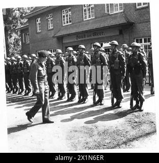 IL FELDMARESCIALLO MONTGOMERY DECORA LE TRUPPE CANADESI DOPO IL SUO 'INCIDENTE AEREO - il C-in-C ispeziona la guardia d'onore al quartier generale di divisione e prende il saluto, British Army, 21st Army Group Foto Stock