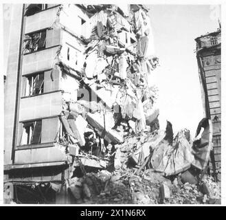 BELGRADEDAMAGE CAUSATO DAI BOMBARDAMENTI AEREI TEDESCHI - Un blocco di appartamenti sotto i quali i tedeschi hanno lasciato una bomba a orologeria prima di andare in pensione nel 1944 - 200 civili innocenti sono morti nei loro letti a causa dell'esplosione, l'esercito britannico Foto Stock