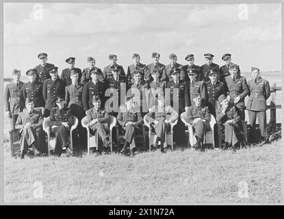 THE BATTLE OF BRITAIN 1940 - Ritratto formale di gruppo dei piloti RAF e cechi del No. 312 (Cecoslovacco) Squadron a Duxford, settembre 1940, Royal Air Force Foto Stock