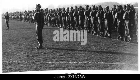 SIGNOR VISITA DI HORE-BELISHA AI CANADESI AD ALDERSHOT - Scots canadesi dopo l'ispezione, British Army Foto Stock