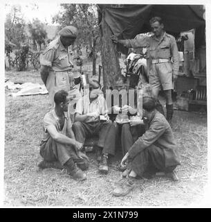 OTTAVO ESERCITO : ARRIVANO PRIGIONIERI BRITANNICI FUGGITI - anche se grati agli italiani per il cibo fornito gli uomini sono comunque contenti di vedere di nuovo il pane bianco. Si sistemano per un pasto, British Army Foto Stock