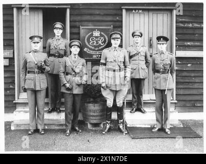 BRIG. SIR PERCY LAURIE ISPEZIONA LA POLIZIA MILITARE, il brigadiere e il suo staff, l'esercito britannico Foto Stock