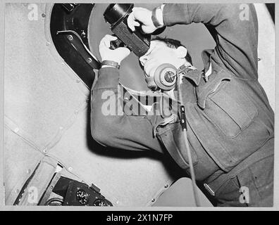 SCONFIGGENDO l'ARMA CHIAVE DELLA GERMANIA: LIBERATOR contro U-BOAT - 9576 (foto pubblicata nel 1943) il navigatore di un Liberatore di pattuglia "spara le partenze" fuori dalla cupola Astra, Royal Air Force Foto Stock