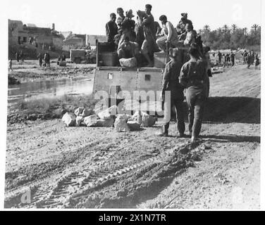 L'OTTAVO ESERCITO AVANZÒ ATTRAVERSO EL HAMMA FINO A GABES - quando il nemico lasciò Gabes, fece saltare i ponti sul fiume. L'8th Army R.ES era presto sul lavoro riparando i danni, i nativi li assistettero anche a fare il lavoro, British Army Foto Stock