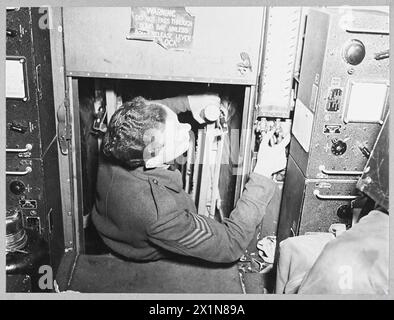 SCONFIGGERE l'ARMA CHIAVE DELLA GERMANIA: LIBERATOR contro U-BOAT - 9576 (foto emessa 1943) l'ingegnere di volo di un Liberator controlla i serbatoi di benzina durante il volo, Royal Air Force Foto Stock