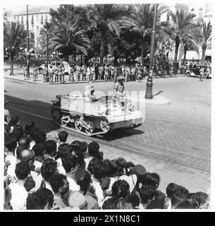 ENTRATA DEL GENERALE E DELLE TRUPPE BRITANNICHE A BEIRUT - un'altra visione della folla che accolse le truppe britanniche, l'esercito britannico Foto Stock