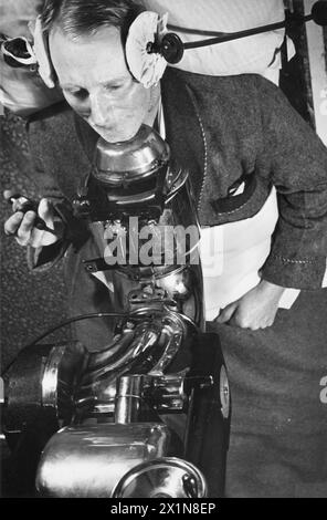 Un paziente viene sottoposto da solo a un trattamento al radio in un ospedale di Londra nel 1940, utilizzando un pulsante di chiamata per chiamare assistenza infermieristica se necessario. Foto Stock