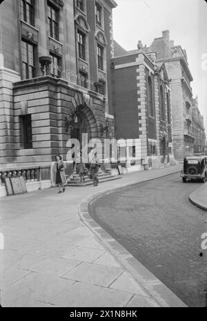 ROYAL ACADEMY OF MUSIC: OPERA DELLA ROYAL ACADEMY IN TEMPO DI GUERRA, LONDRA, INGHILTERRA, Regno Unito, 1944 - gli studenti scendono i gradini dell'ingresso principale della Royal Academy of Music su Marylebone Road, mentre partono dopo una giornata di lezioni. La didascalia originale afferma che "l'attuale edificio è stato aperto nel 1912. Ospita sei piani di aule, una bella sala concerti, uffici amministrativi, una biblioteca, un teatro, una sala conferenze e un ristorante", Foto Stock