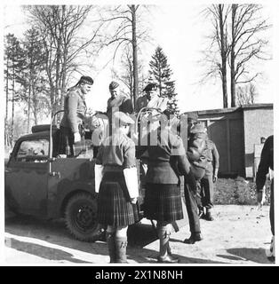 I comandanti alleati, tra cui il maresciallo dell'aria Sir Arthur Tedder, i generali Montgomery e Eisenhower, si preparano a ispezionare le truppe britanniche e americane in una brigata di addestramento durante la seconda guerra mondiale Foto Stock