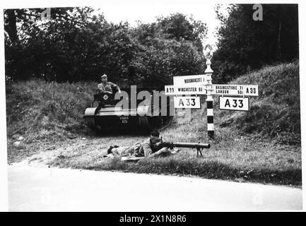 Le Scots Guards conducono esercitazioni militari utilizzando una Lewis gun durante il 1938. Foto Stock