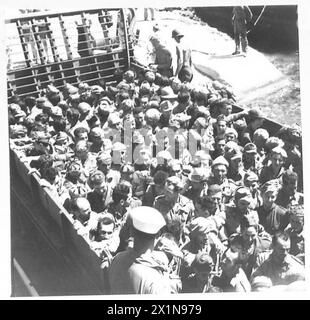 I prigionieri catturati in Sicilia sbarcano da una barca al porto di Bizerta, in Nord Africa, sotto la supervisione dell'esercito britannico. Foto Stock