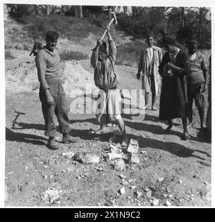 L'OTTAVO ESERCITO AVANZÒ ATTRAVERSO EL HAMMA FINO A GABES - quando il nemico lasciò Gabes, fece saltare i ponti sul fiume. L'8th Army R.ES era presto sul lavoro riparando i danni, i nativi li assistettero anche a fare il lavoro, British Army Foto Stock