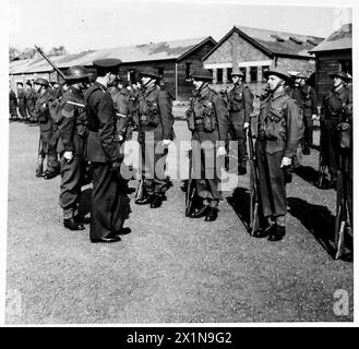 IN Un CENTRO DI FORMAZIONE PRIMARIA, IRLANDA DEL NORD - ispezione delle reclute dopo quattro settimane, British Army Foto Stock