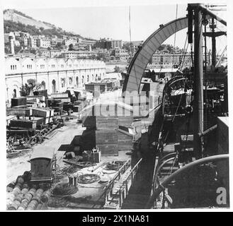 A BORDO DI UNA NAVE AFRICANA IN CONVOGLIO, la scena sul molo mentre la nave si scarica, British Army Foto Stock