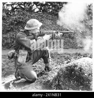 ITALIA : QUINTO ESERCITO : PATTUGLIA DI BATTAGLIA - L/CPL. P. Finnegan si apre con la sua carabina Thompson, British Army Foto Stock