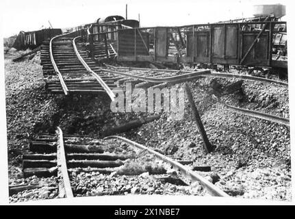 RIPARAZIONE DI DANNI DA BOMBE AL CENTRO FERROVIARIO DI CAEN - danni ai carri merci e via permanente nei cantieri merci, British Army, 21st Army Group Foto Stock