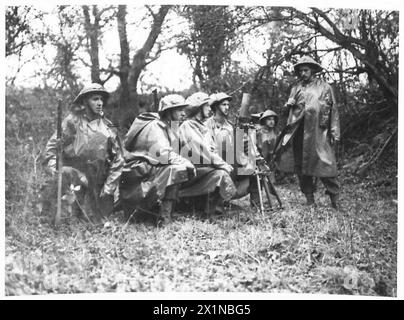 QUANDO LE GUARDIE SONO IN PARADE - Una batteria di mortai trincea in azione, British Army Foto Stock