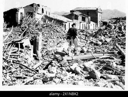 L'8° ESERCITO AVANZÒ DALL'AREA di MT.ETNA VERSO MESSINA - scenario di distruzione a Calatabiano, British Army Foto Stock