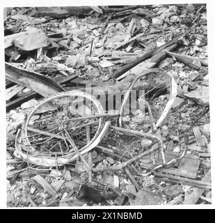 L'OCCUPAZIONE ALLEATA DEL NORD AFRICA FRANCESE, 1942-1945 - Una bicicletta distrutta nel raid aereo nemico ad Algeri occupato dagli Alleati, 5 dicembre 1942, Foto Stock