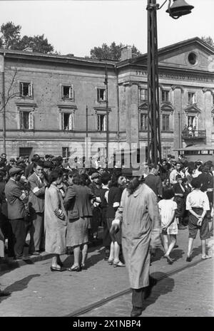 GHETTO DI VARSAVIA, 1940 OTTOBRE-1943 MAGGIO - folle di ebrei ascoltano annunci pubblici e notizie nella piazza di Zamenhofa e Nowolipki nel ghetto, Foto Stock