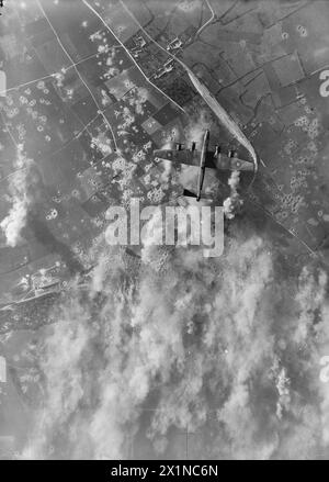 Una fotografia aerea verticale mostra un Handley Page Halifax sopra il sito Mimoyecques V3 in Francia durante un bombardamento alla luce del giorno, con esplosioni e fumo visibili. Foto Stock