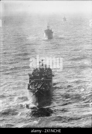 BATTAGLIA DELL'ATLANTICO, 1939-1945 - parte di un convoglio alleato nel Nord Atlantico guidato dalla nave mercantile Catapult Armed Merchant (CAM) EMPIRE SPRAY, con un Hawker Sea Hurricane Mark i della Merchant Ship Fighter Unit a preparazione sulla catapulta a vapore sul fo'c'sle, 22 ottobre 1941. La MSFU operò all'interno del No. 9 Group, Fighter Command, Royal Air Force, Merchant Ship Fighter Unit, Royal Navy, EMPIRE SPRAY (HMS) Foto Stock