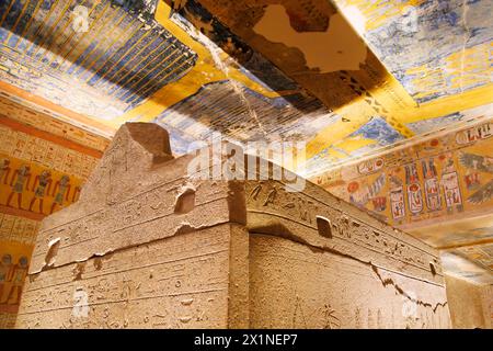 Simboli geroglifici, camera di sepoltura con sarcofo, Tomba di Ramses IV, KV2, Valle dei Re, Luxor, Egitto Foto Stock