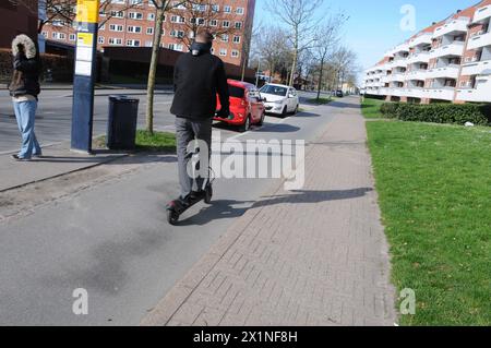 Copenaghen, Danimarca /16 aprile 2024/scooter elettrici nella capitale danese Copenaghen. Foto.Francis Joseph Dean/Dean PiceteNot per uso editoriale solo negli stati uniti Foto Stock