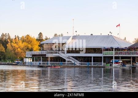 Ottawa, Ontario - 14 maggio 2023: Dow's Lake Pavilion con barche Foto Stock