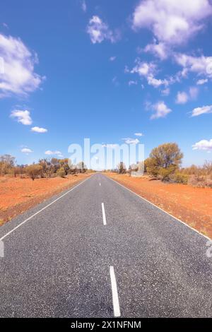 Una strada vuota nell'entroterra del territorio del Nord dell'Australia. Foto Stock