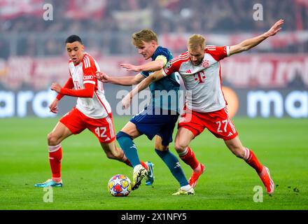 Martin Odegaard (centro) dell'Arsenal combatte per il pallone con Jamal Musiala e Konrad Laimer del Bayern Monaco durante i quarti di finale della UEFA Champions League, partita di andata e ritorno all'Allianz Arena di Monaco. Data foto: Mercoledì 17 aprile 2024. Foto Stock