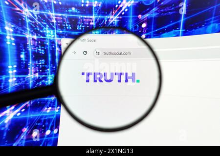 In questa immagine, il logo Truth Social visualizzato sullo schermo di un computer attraverso una lente di ingrandimento. Foto Stock