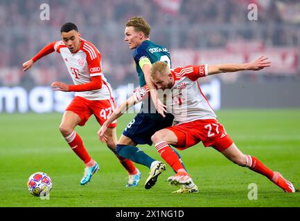 Martin Odegaard (centro) dell'Arsenal combatte per il pallone con Jamal Musiala e Konrad Laimer del Bayern Monaco durante i quarti di finale della UEFA Champions League, partita di andata e ritorno all'Allianz Arena di Monaco. Data foto: Mercoledì 17 aprile 2024. Foto Stock