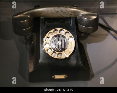 Antico telefono vintage Ericsson DBH 10011 con quadrante rotativo. Foto Stock