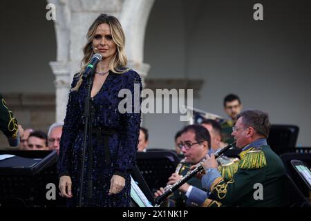 Capri, Italia. 17 aprile 2024. Prentatrice Serena Autieri Italia 2024, riunione dei Ministri degli Esterii, Capri, Italia, Mercoledi 17 aprile 2024, (foto Alessandro Garofalo/LaPresse)Serena Autieri durante il G7 Italia 2024, riunione dei Ministri degli Esteri, sull'isola di Capri, Italia, mercoledì, 17 aprile 2024. (Foto Alessandro Garofalo/LaPresse) credito: LaPresse/Alamy Live News Foto Stock