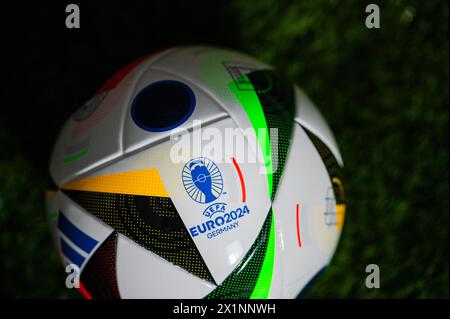 GELSENKIRCHEN, GERMANIA, 17 APRILE 2024: Adidas Fussballliebe Ball pronto per l'azione in campo Foto Stock