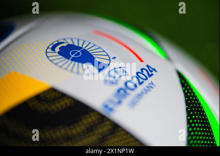 BERLINO, GERMANIA, 17 APRILE 2024: Vista macro dettagliata al Logo di Euro 2024 in Germania. Dettaglio al campo ufficiale di calcio Adidas Fussballliebe Foto Stock