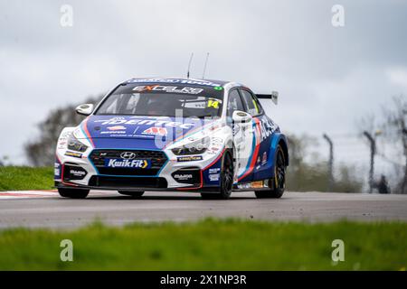 Ronan Pearson 14 Team BRISTOL STREET AVVIA il lancio del BTCC Media Day a Donington Park, Derby, Inghilterra, il 16 aprile 2024. Foto di Chris Williams. Solo per uso editoriale, licenza richiesta per uso commerciale. Non utilizzare in scommesse, giochi o pubblicazioni di singoli club/campionato/giocatori. Crediti: UK Sports Pics Ltd/Alamy Live News Foto Stock