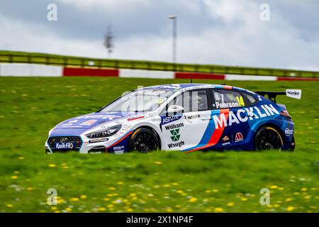 Ronan Pearson 14 Team BRISTOL STREET AVVIA il lancio del BTCC Media Day a Donington Park, Derby, Inghilterra, il 16 aprile 2024. Foto di Chris Williams. Solo per uso editoriale, licenza richiesta per uso commerciale. Non utilizzare in scommesse, giochi o pubblicazioni di singoli club/campionato/giocatori. Crediti: UK Sports Pics Ltd/Alamy Live News Foto Stock